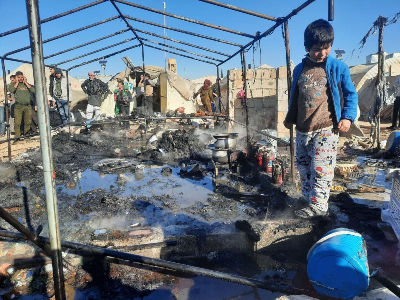اندلاع حريق في مخيم للنازحين في حلب في سوريا 17-1-2022
