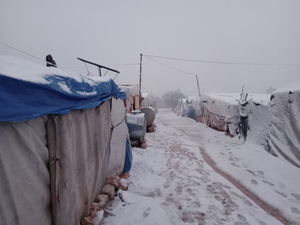 تراكم الثلوج على خيام النازحين في أحد المخيمات شمال غرب سوريا 23-1-2022