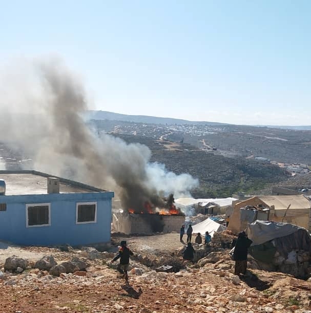 حريق في مخيم للنازحين شمال إدلب في سوريا 20-1-2022