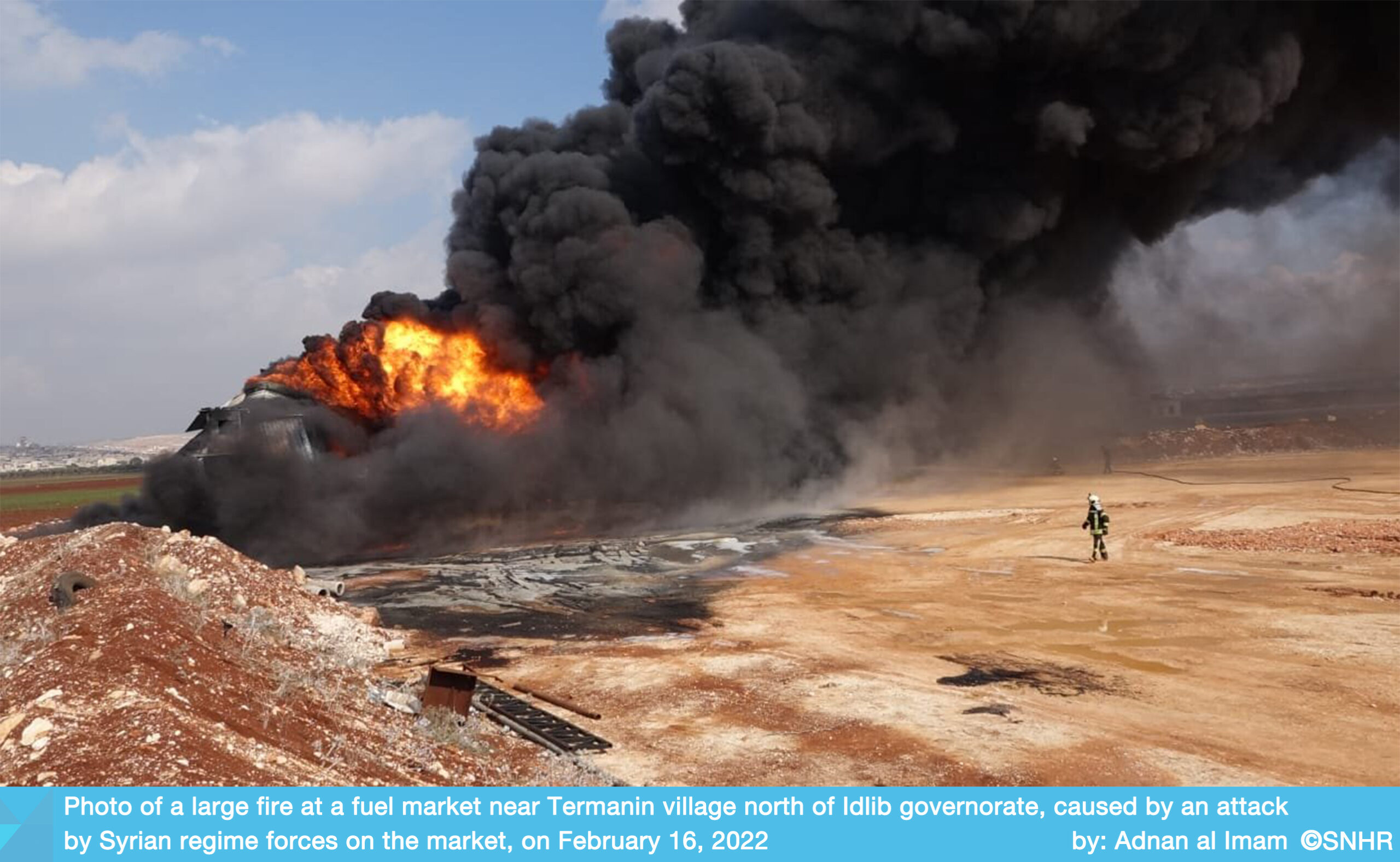 حريق هائل إثر هجوم النظام السوري على سوق للمحروقات شمال إدلب في سوريا 16-2-2022