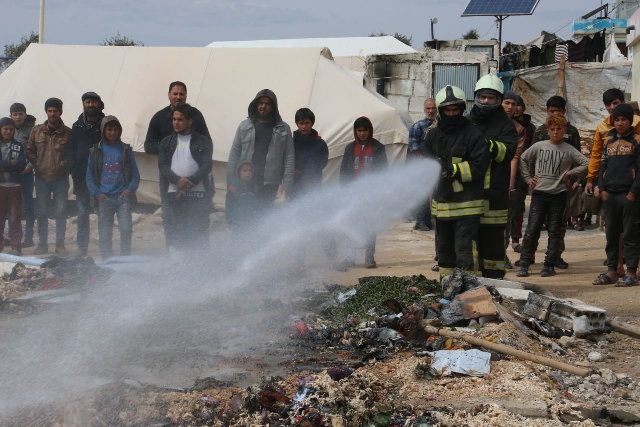 اندلاع حريق في مخيم للنازحين شمال إدلب في 21-3-2022
