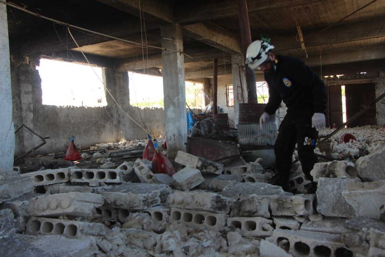 أضرار في مدجنة إثر قصف جوي روسي جنوب محافظة إدلب في 12-5-2022