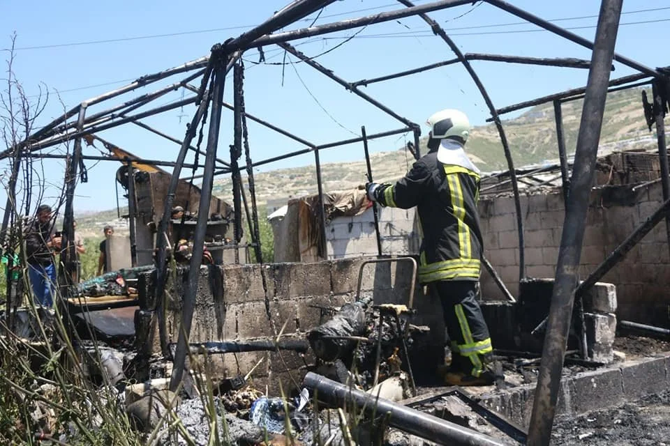 اندلاع حريق في مخيم للنازحين غرب محافظة إدلب في 4-6-2022