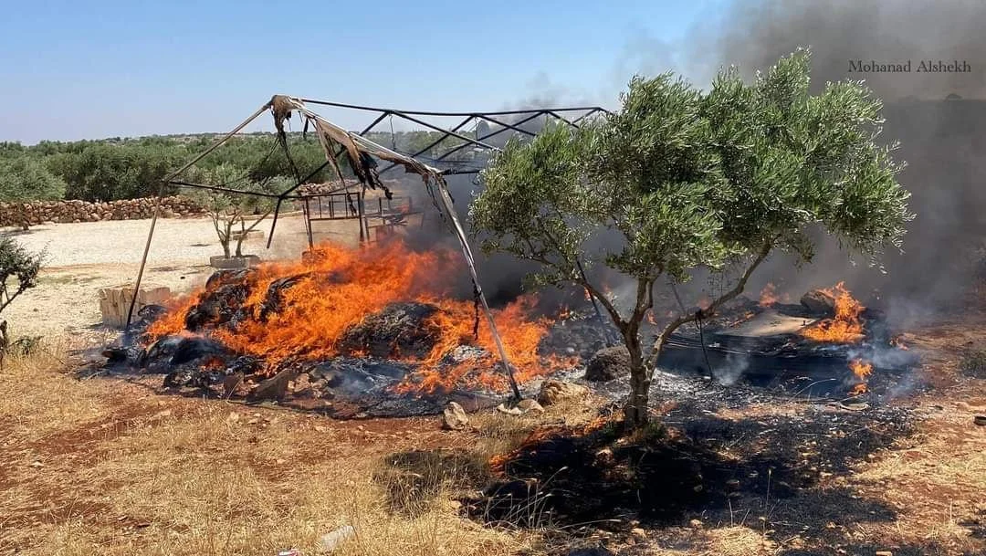 اندلاع حريق في مخيم نازحين عشوائي شمال محافظة إدلب في 20-6-2022
