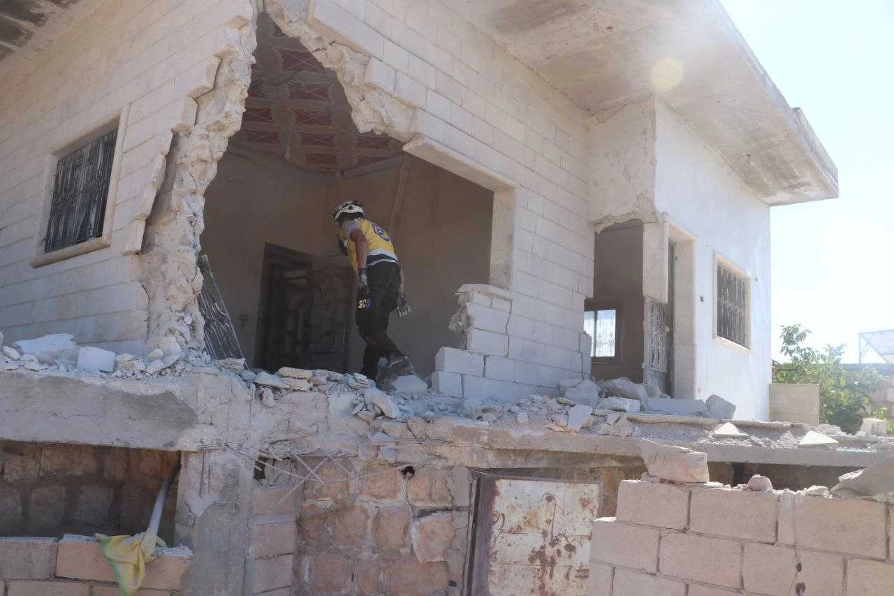 إصابة مدني إضافةً لأضرار مادية إثر قصف النظام السوري جنوب محافظة إدلب في 8-7-2022