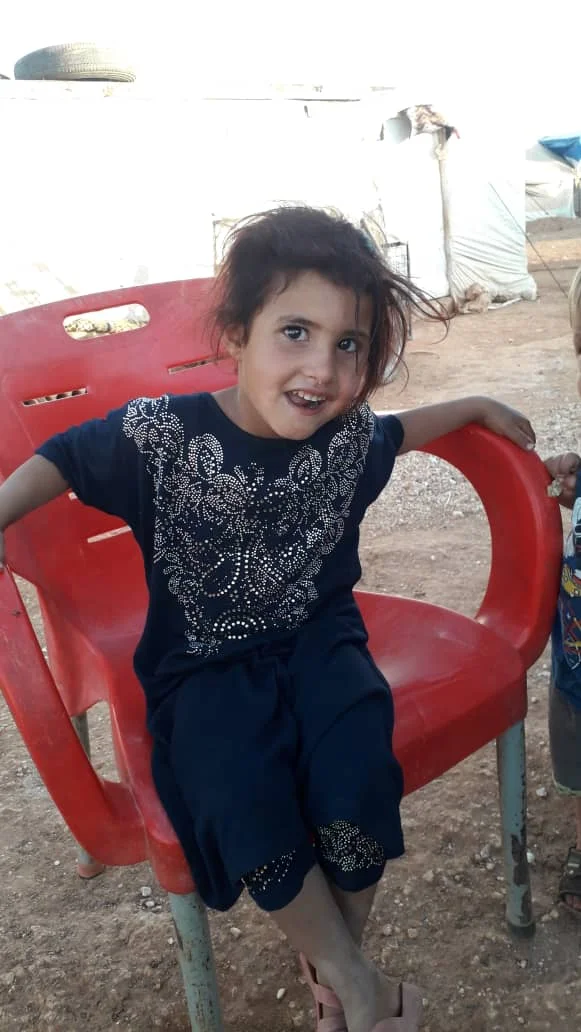 وفاة طفلة إضافةً لأضرار مادية إثر اندلاع حريق في مخيم للنازحين قرب مدينة إدلب في 26-7-2022