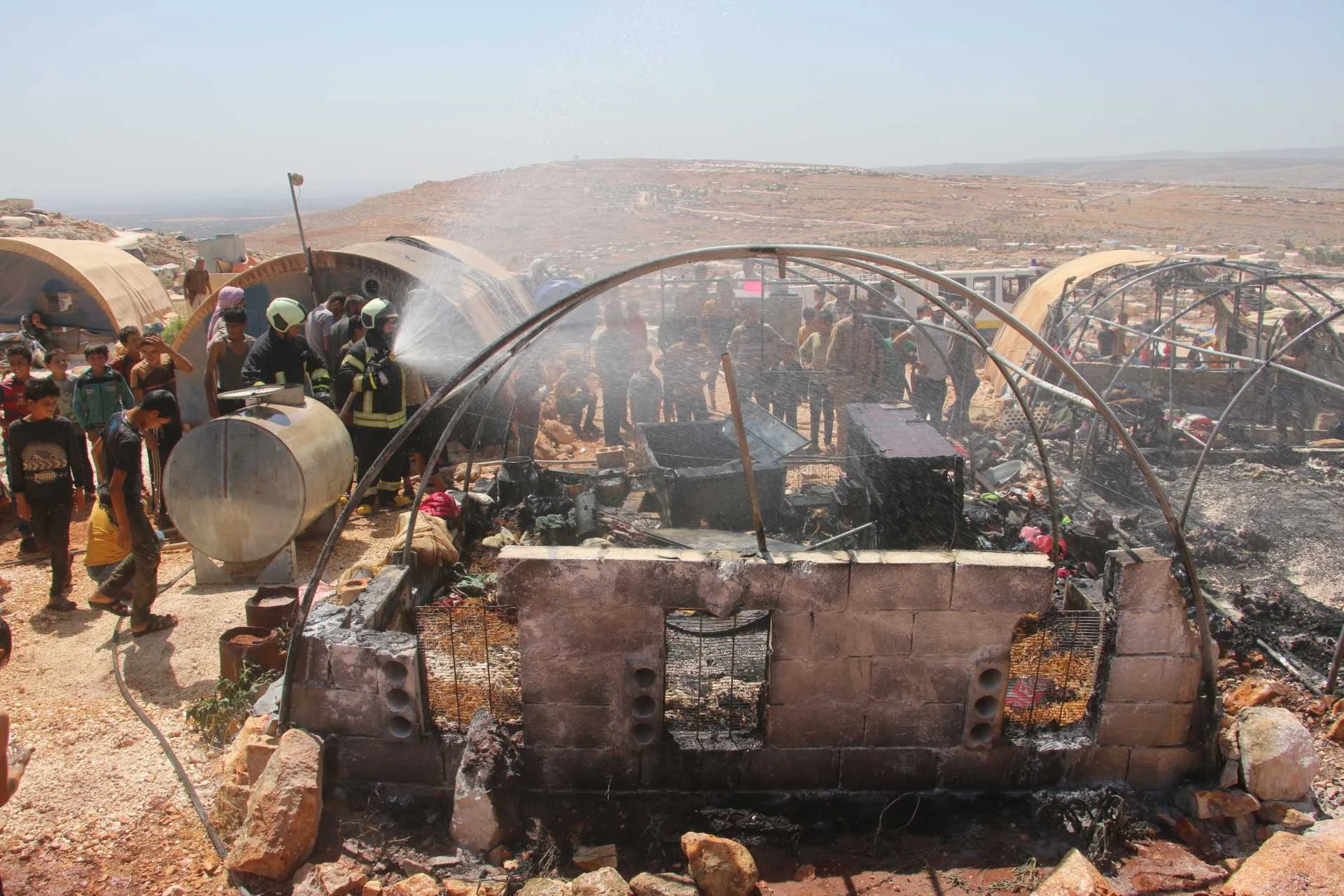 اندلاع حريق في مخيم للنازحين شمال محافظة إدلب في 28-8-2022