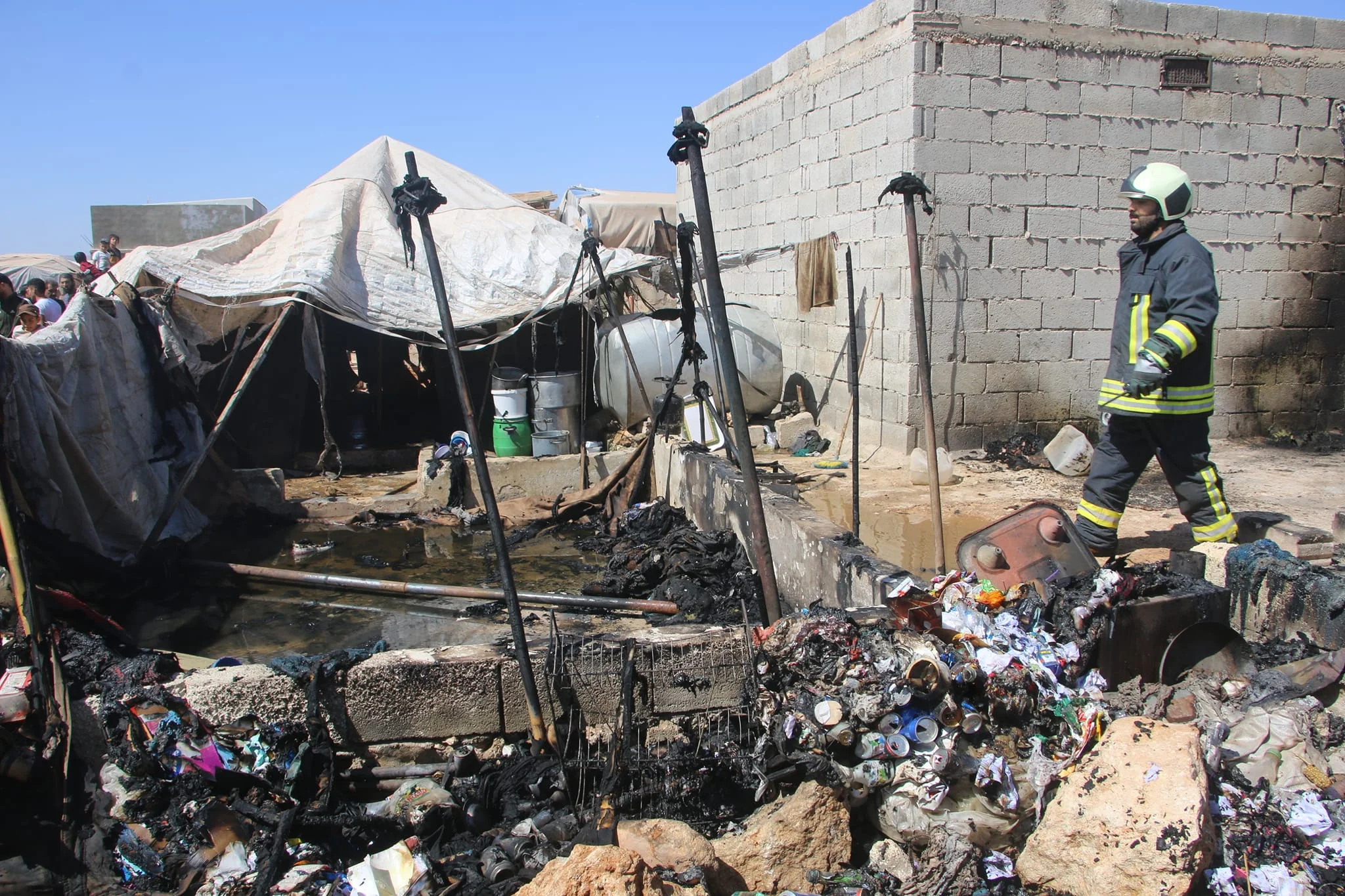اندلاع حريق في مخيم للنازحين شمال محافظة إدلب في 28-9-2022