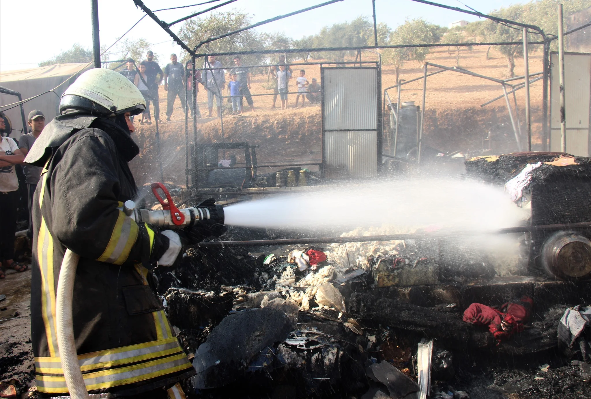 اندلاع حريق في مخيم للنازحين شمال محافظة إدلب في 3-9-2022