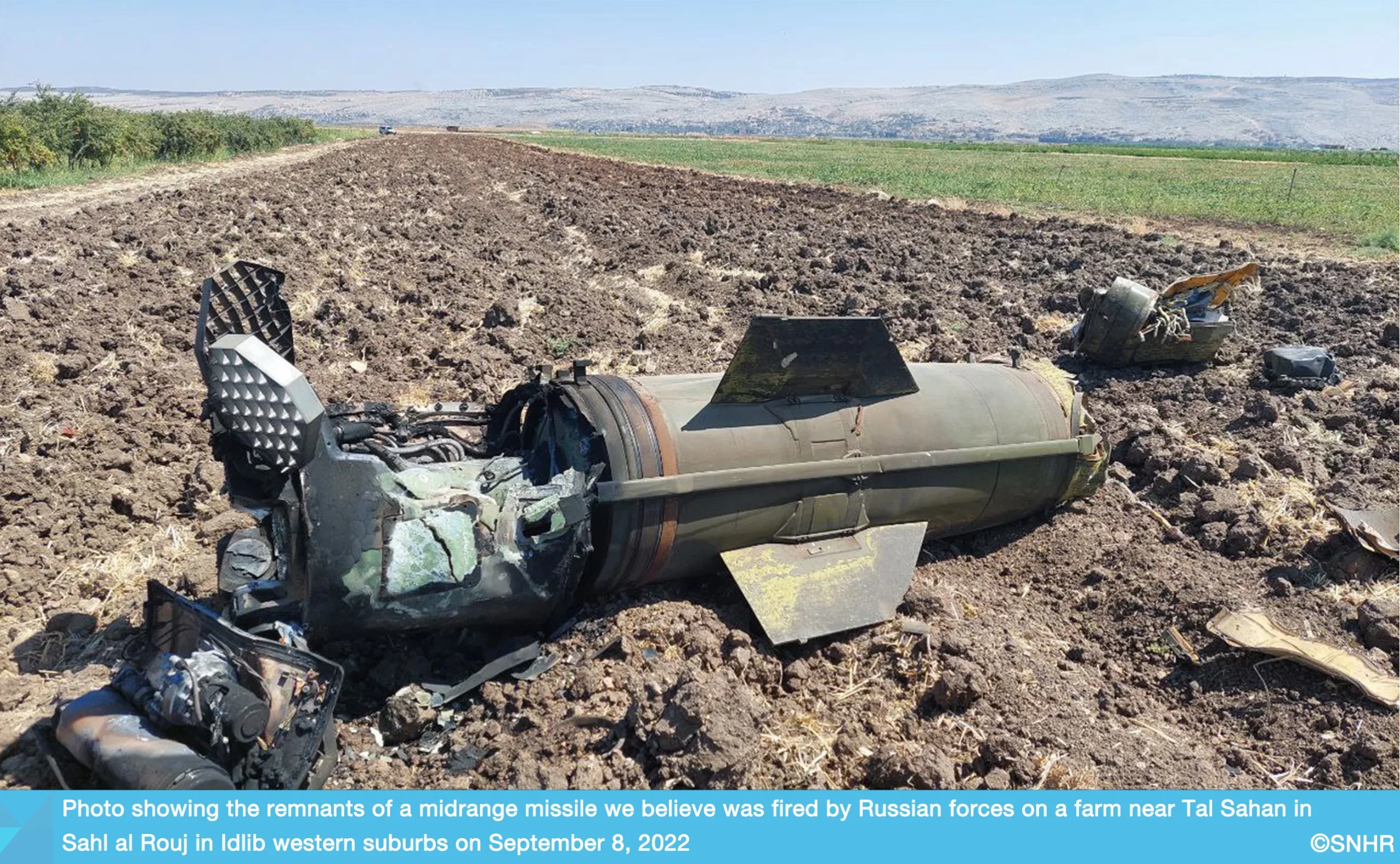 مخلفات صاروخ قصفته القوات الروسية غرب محافظة إدلب في 8-9-2022