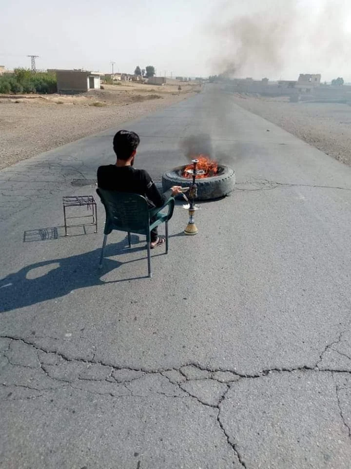 صورة تُظهر ناصر الحمد خلال مشاركته في قطع إحدى الطرق خلال مظاهرة في قرية غرب دير الزور.