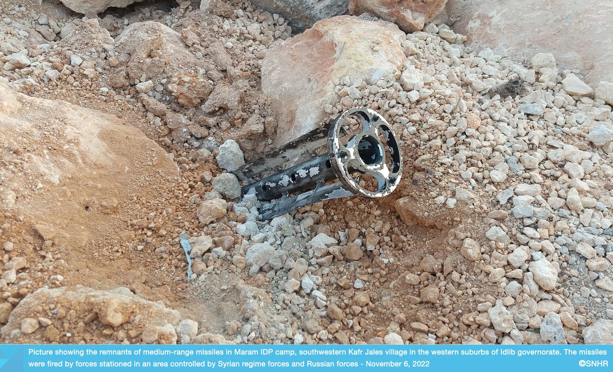 مخلفات-أحد-الصواريخ-التي-سقطت-على-مخيم-مرام-للنازحين-في-إدلب-6-11-2022