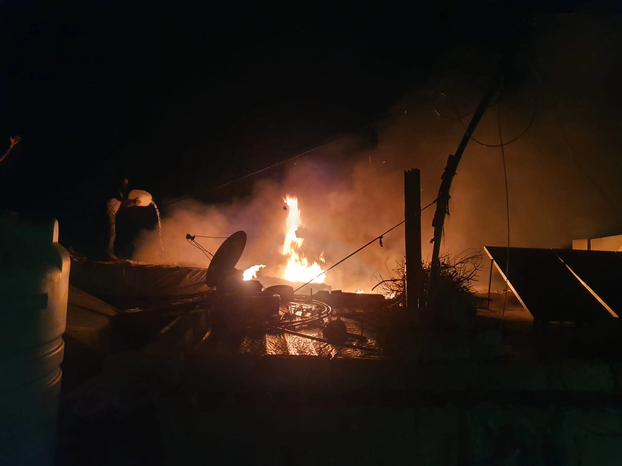 اندلاع حريق في مخيم للنازحين شمال محافظة حلب في 5-1-2023