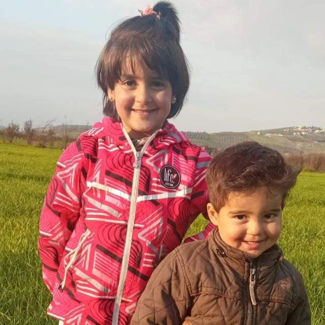صورة تظهر الطفلان الشقيقان محمد ورشا الحسين اللذين توفيا في 28-2-2023