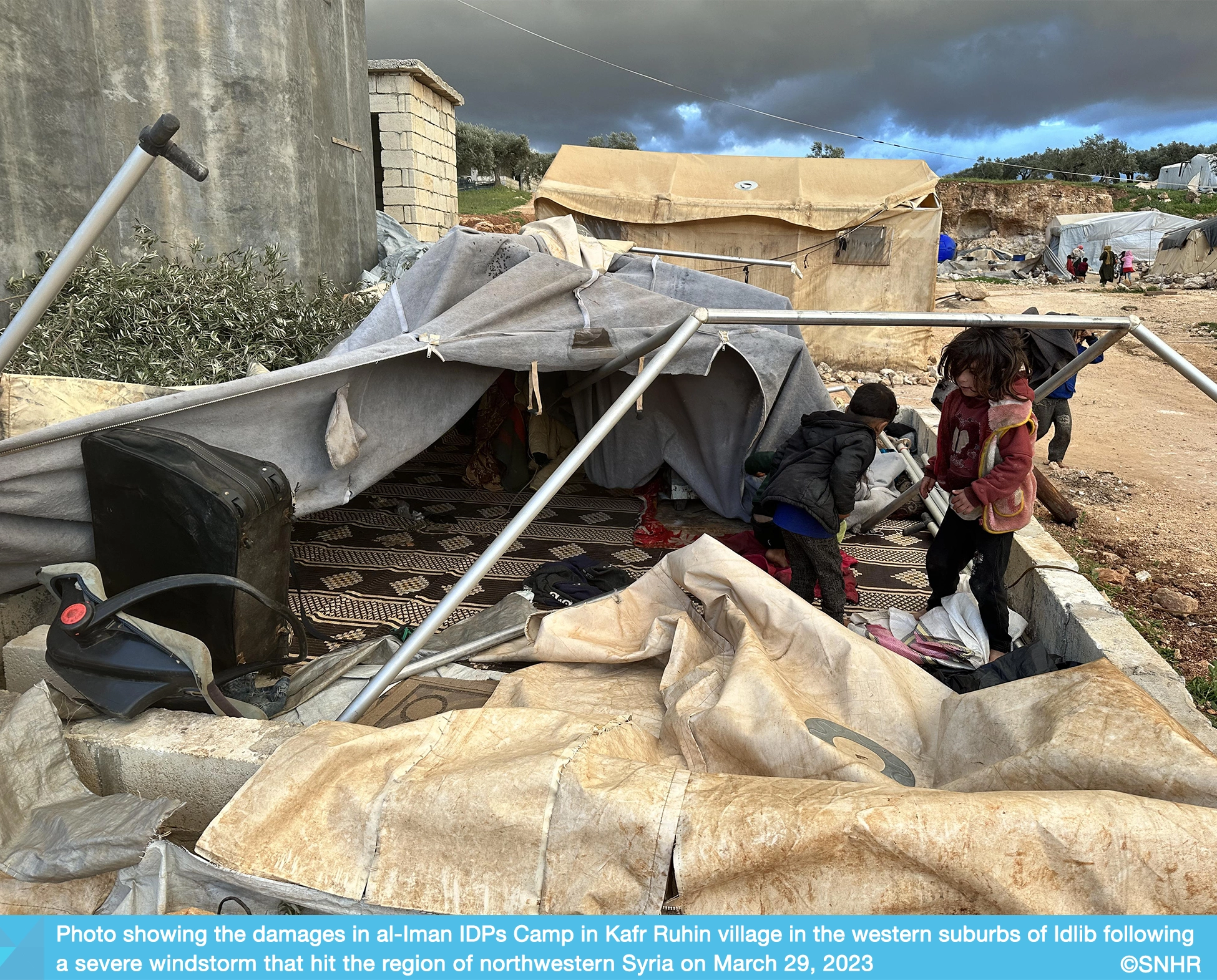 تضرر عشرات الآلاف من السكان إثر عاصفة هوائية ضربت عدداً من مخيمات النازحين ومنكوبي الزلزال شمال سوريا في 29-3-2023 