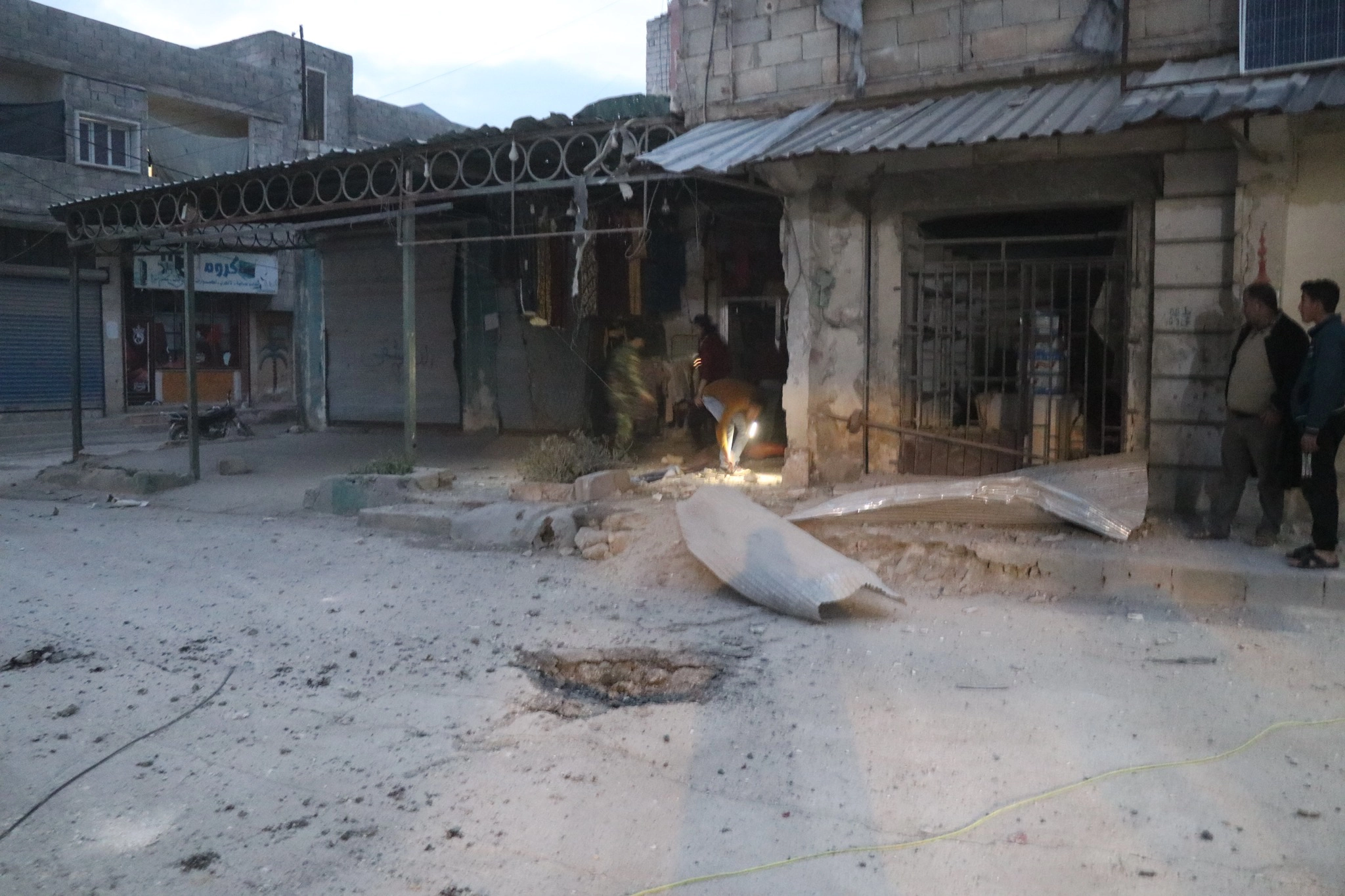 إصابة رجل وسيدة إثر قصف النظام السوري سوقاً شعبياً وسط مدينة الأتارب غرب حلب في 23-3-2023