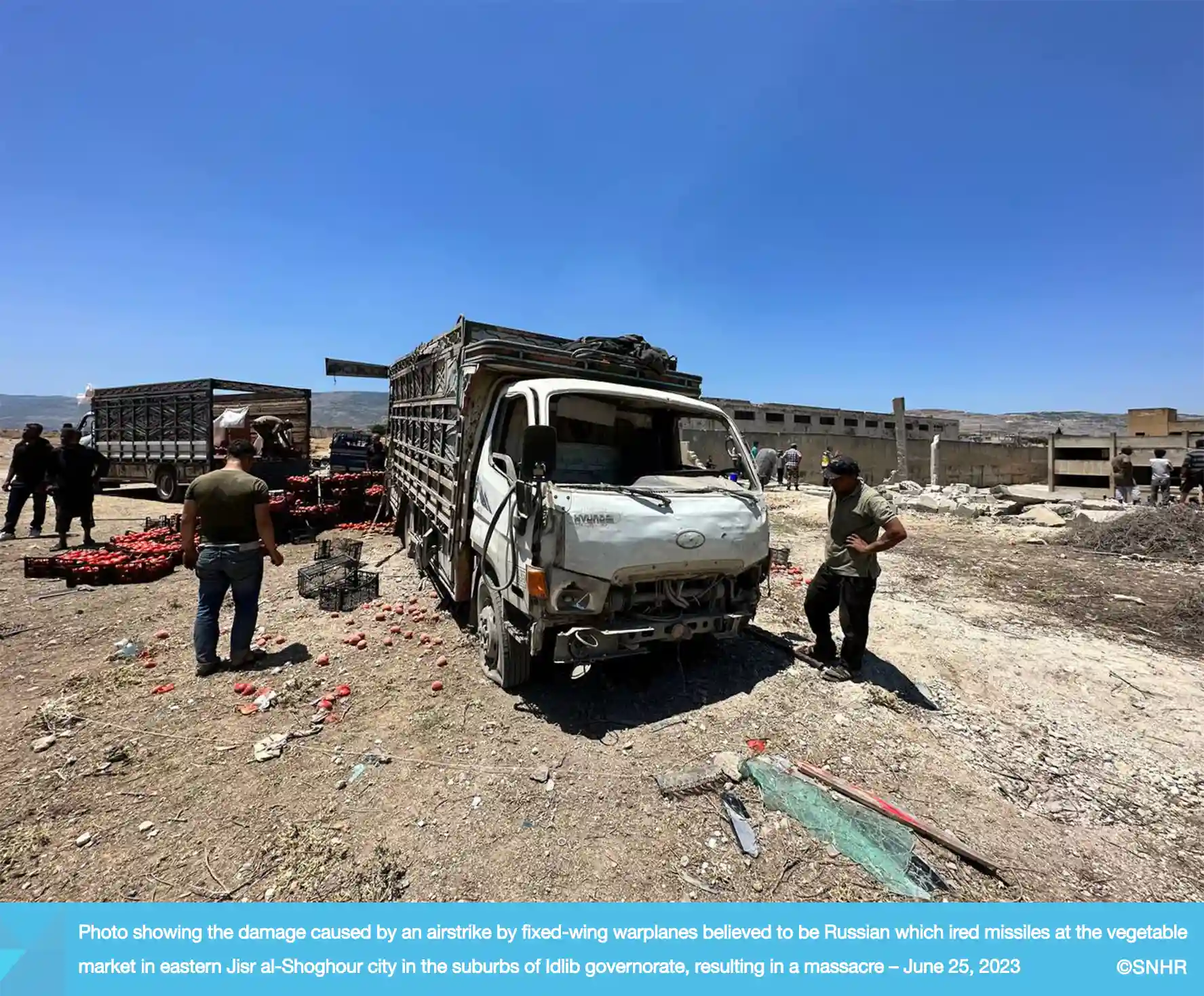 صورة تُظهر أضراراً إثر قصف طيران ثابت الجناح نعتقد أنه روسي بالصواريخ سوق الخضراوات شرقي مدينة جسر الشغور بريف محافظة إدلب، ما تسبب بمجزرة، في 25-6-2023