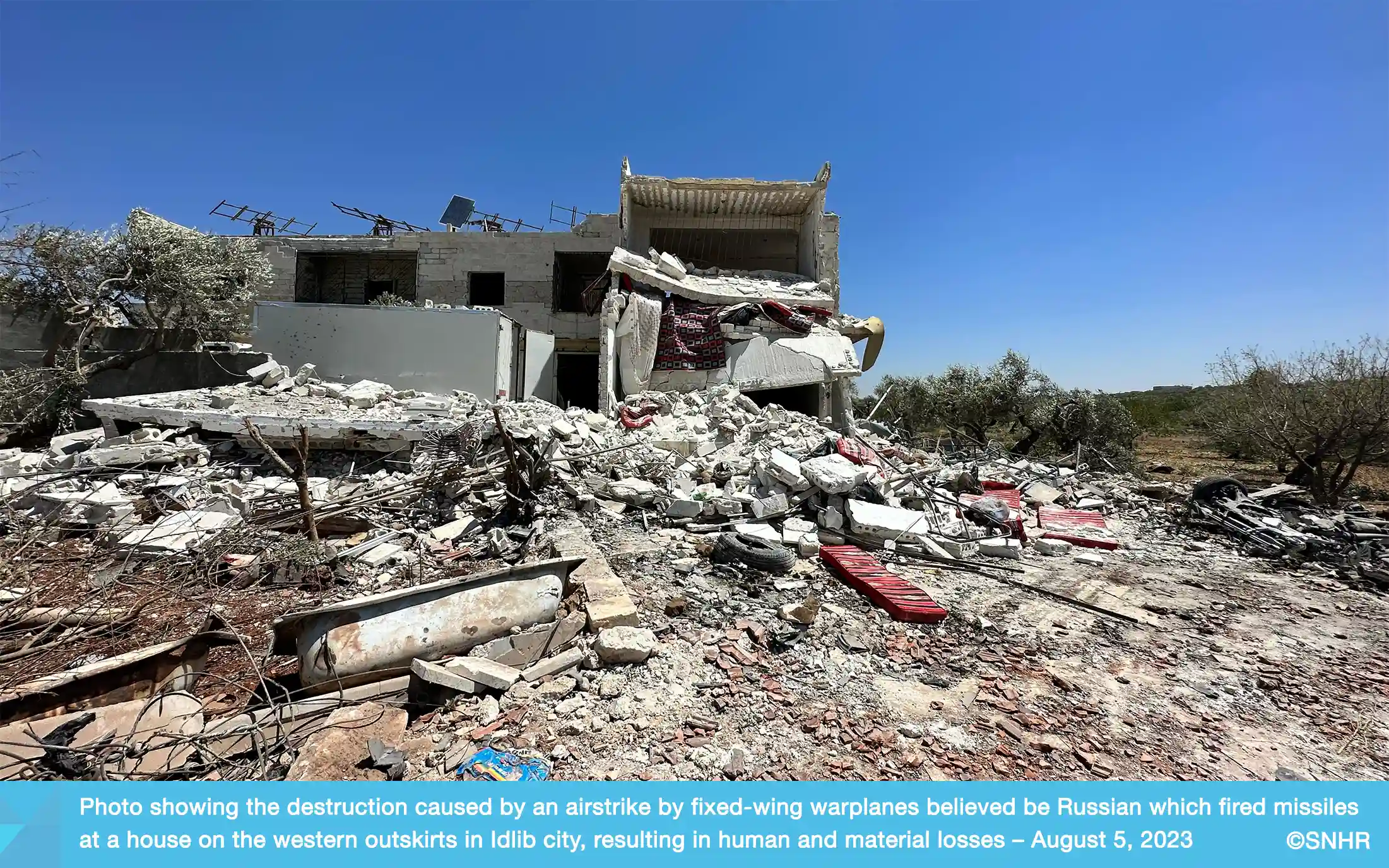 مقتل ثلاثة مدنيين إثر هجوم جوي روسي على مزرعة غرب محافظة إدلب في 5-8-2023