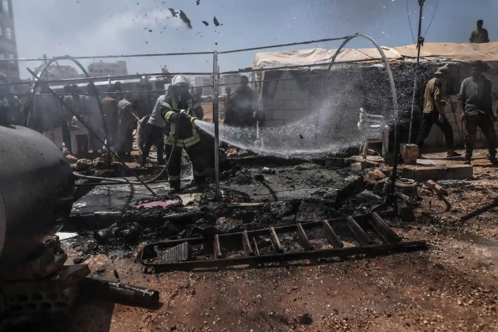 اندلاع حريق في مخيم للنازحين في محافظة إدلب في 21-8-2023