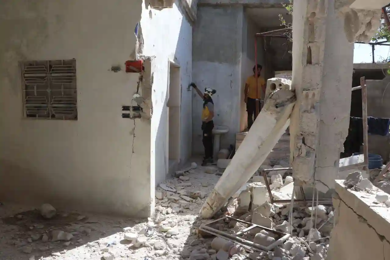 إصابة مدنيين عدة بينهم طفل إثر هجوم أرضي لقوات النظام السوري جنوب محافظة إدلب في 22-8-2023