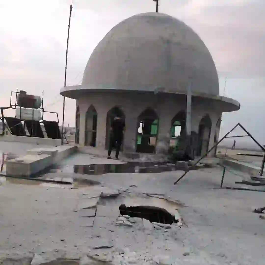 قوات النظام السوري تقصف مسجد الهجرة في بلدة الأبزمو في ريف محافظة حلب الغربي في 15-10-2023