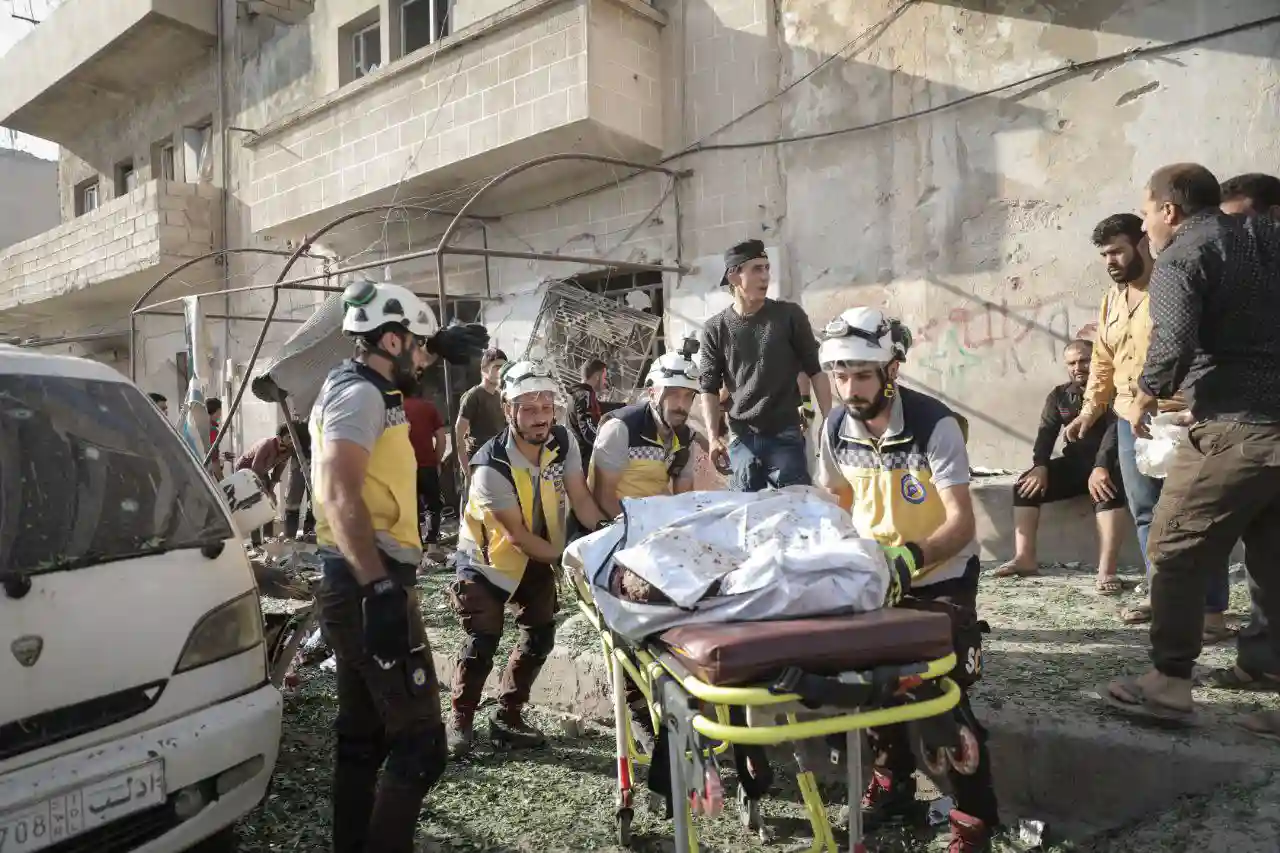 مقتل ثلاثة مدنيين بينهم طفلين إثر هجوم أرضي لقوات النظام السوري على أحياء مدينة إدلب في 7-10-2023