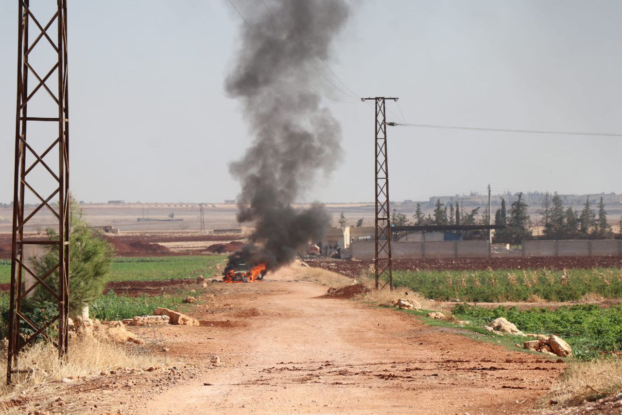 إصابة مدني إثر قصف قوات النظام السوري بصواريخ موجهة سيارتين في ريف محافظة حلب الغربي في 8-11-2023 