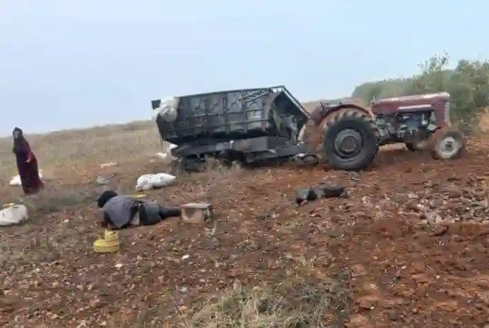 Three civilians were killed, including two women, and another 16 wounded, on December 11, 2023, by the explosion of a landmine whose source we have not been able to identify. The landmine exploded under a tractor trailer the victims were travelling in, on their way to harvest olives near their home village of al-Yalni, northwest of Manbij city, in eastern rural Aleppo governorate.
The area is under the control of Syrian Democratic Forces (SDF). The Syrian Network for Human Rights (SNHR) is still trying to locate eyewitnesses to obtain more information about the incident.
Three civilians, including two women, killed by a landmine of unidentified source in E. Aleppo, December 11, 2023