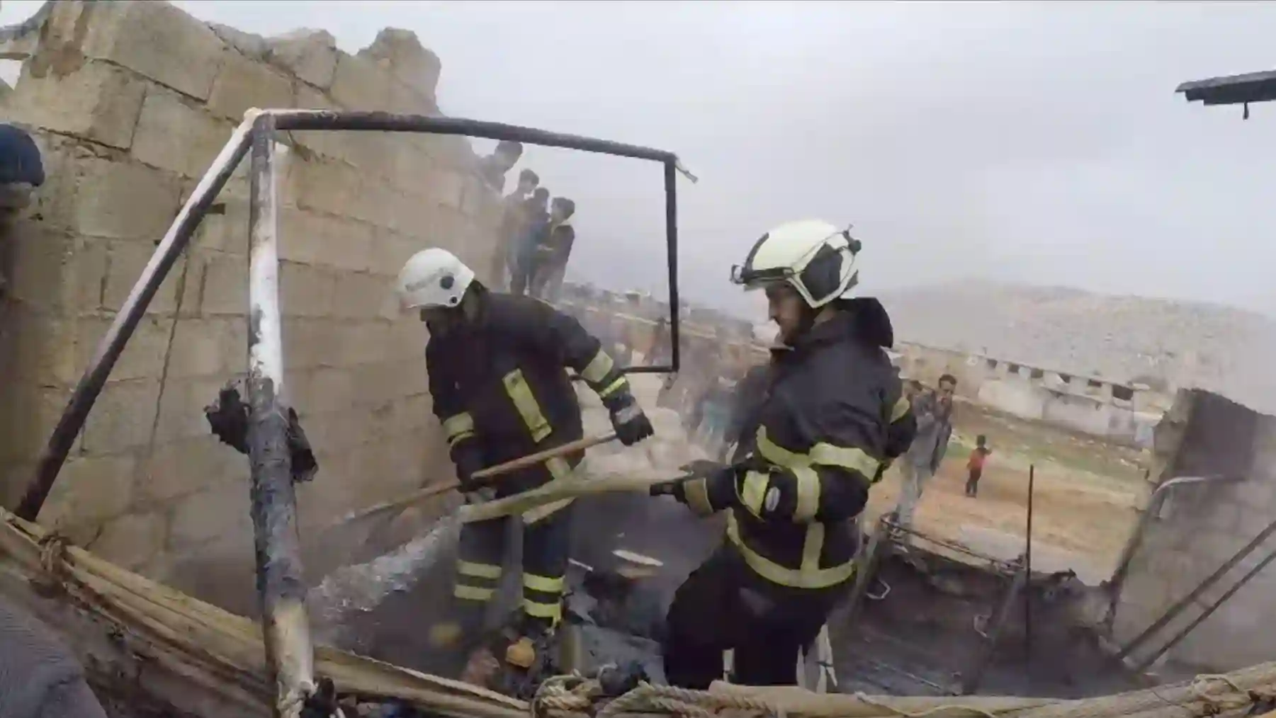 اندلاع حريق في مخيم على بن أبي طالب للنازحين شمال محافظة إدلب في 7-12-2023