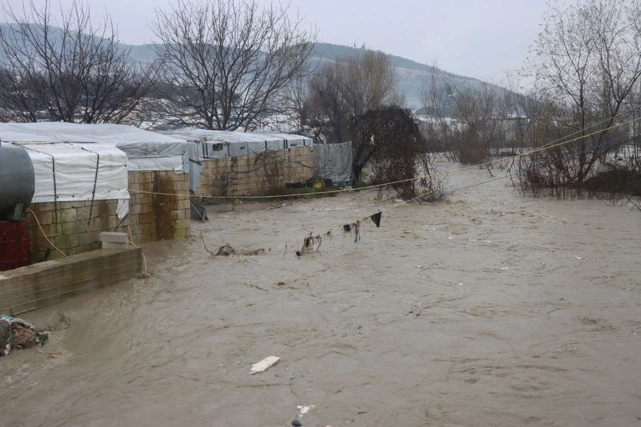 أضرار مادية كبيرة في مخيمات النازحين إثر عاصفة مطرية قوية ضربت شمال سوريا في 17-1-2024