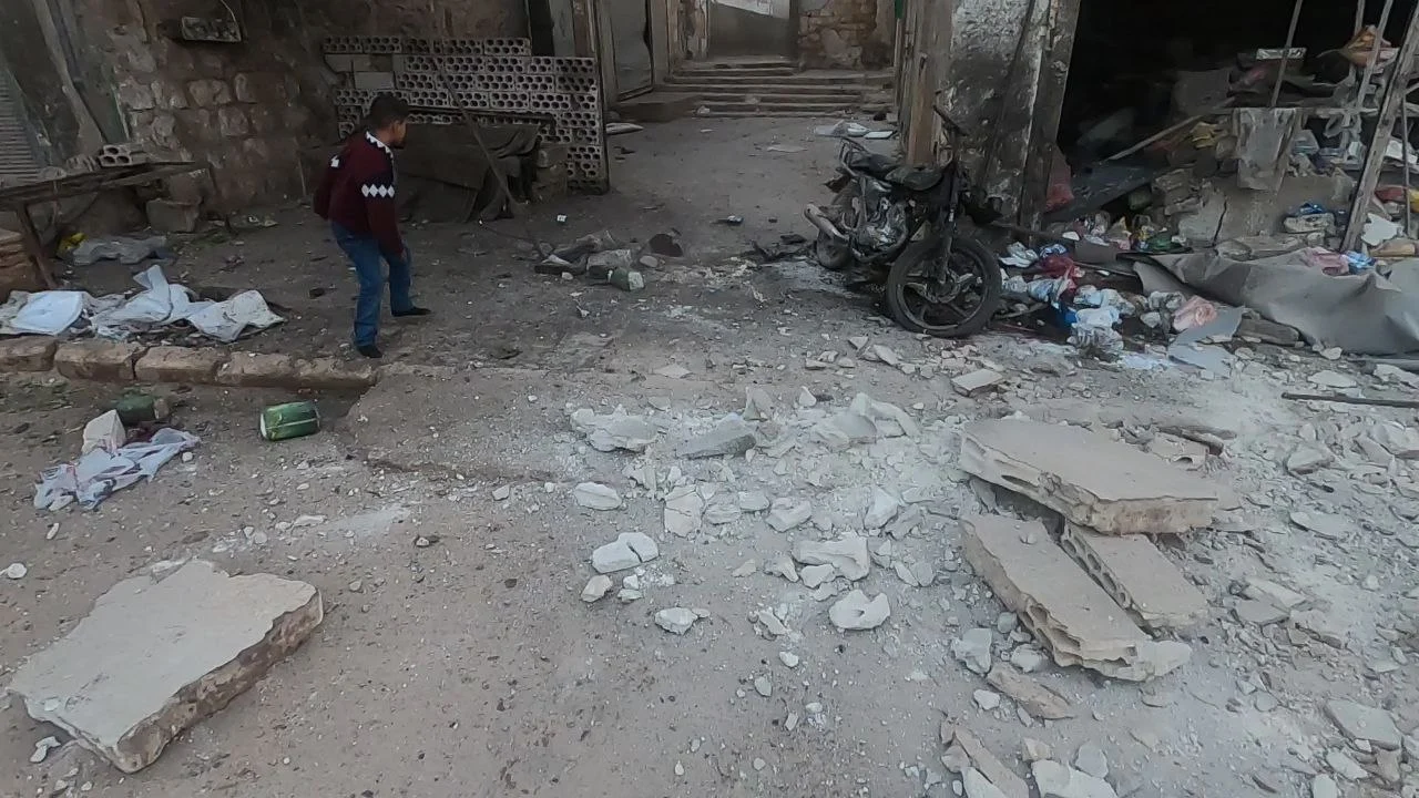 إصابة خمسة مدنيين بينهم طفلان إثر هجوم أرضي لقوات النظام السوري في ريف محافظة إدلب الشرقي في 7-1-2024