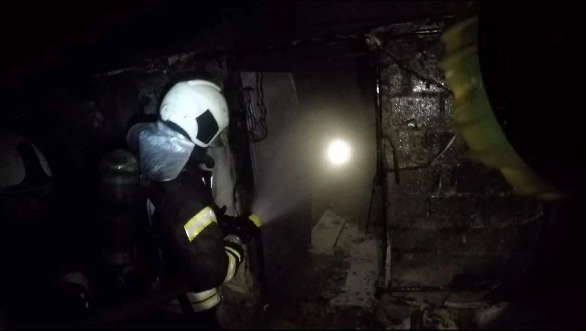 إصابة رجل مسن إثر اندلاع حريق في مسكن للنازحين شمال محافظة إدلب في 23-1-2024
