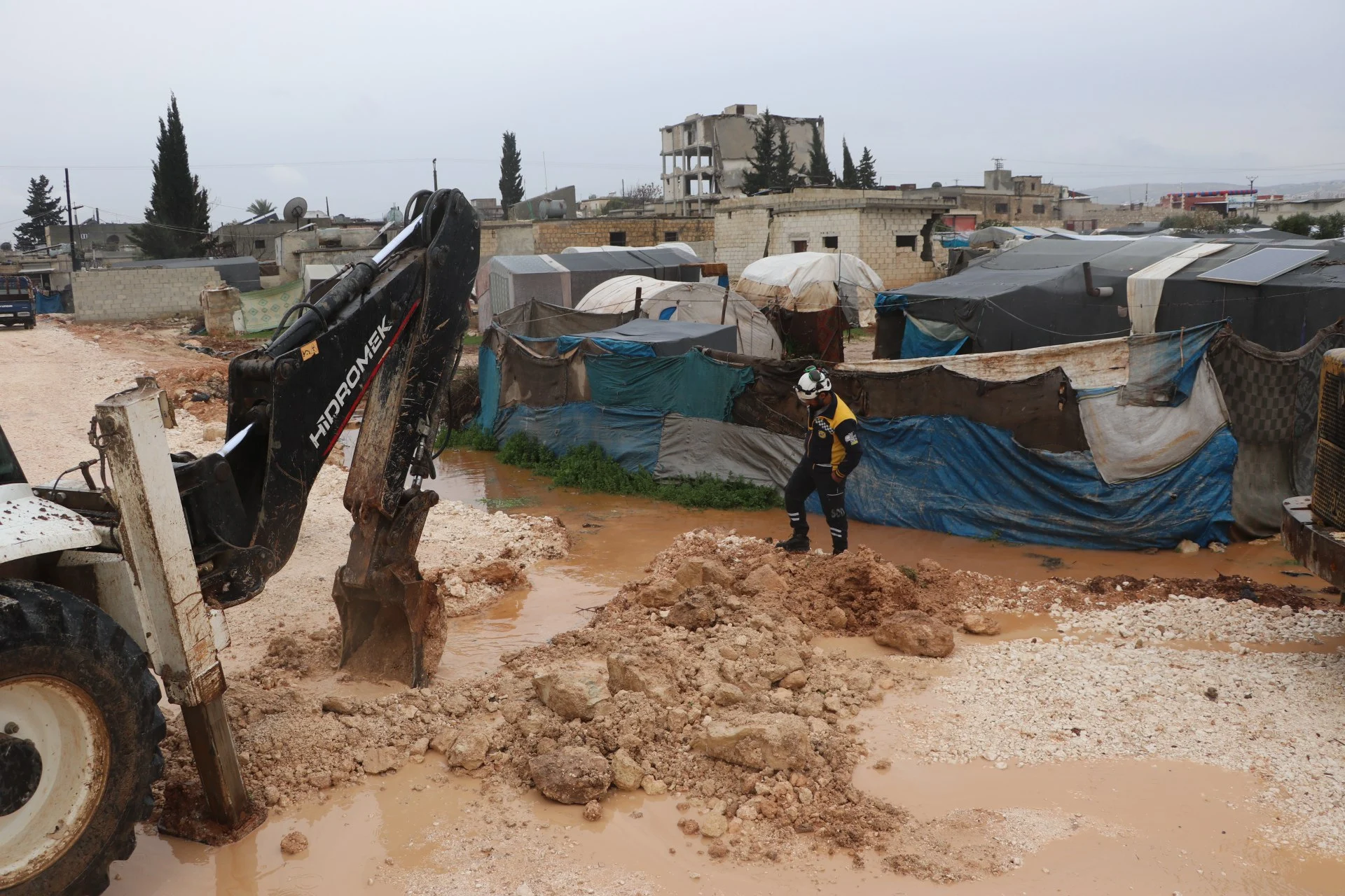 أضرار مادية في مخيم عشوائي للنازحين شمال محافظة حلب إثر هطولات مطرية في 19-2-2024