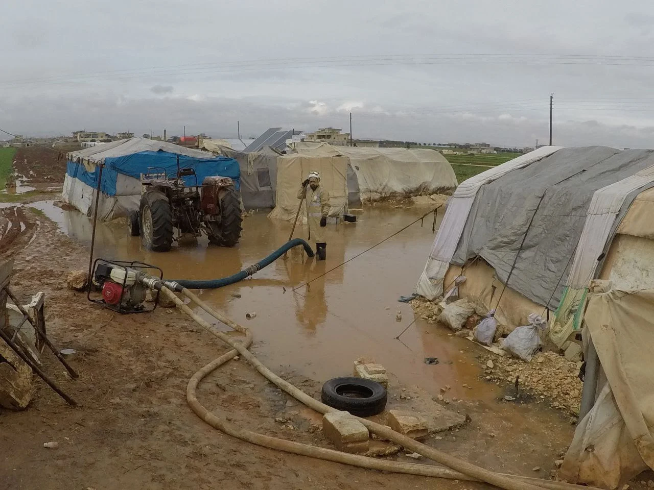 أضرار مادية في مخيمات النازحين شمال محافظة إدلب إثر هطولات مطرية في 19-2-2024