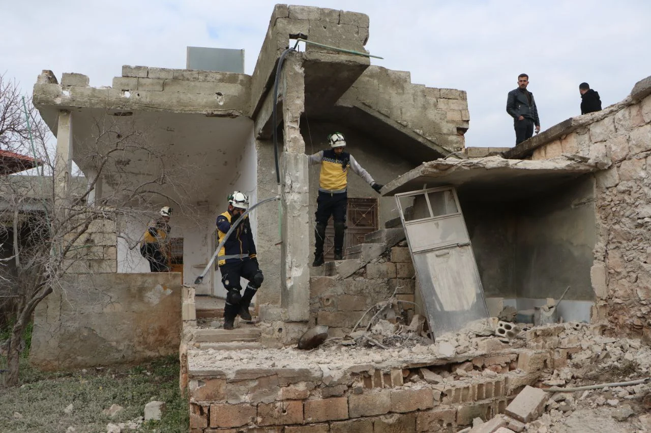 إصابة سيدة بجراح إثر قصف قوات النظام السوري منزلاً جنوب محافظة إدلب في 21-2-2024