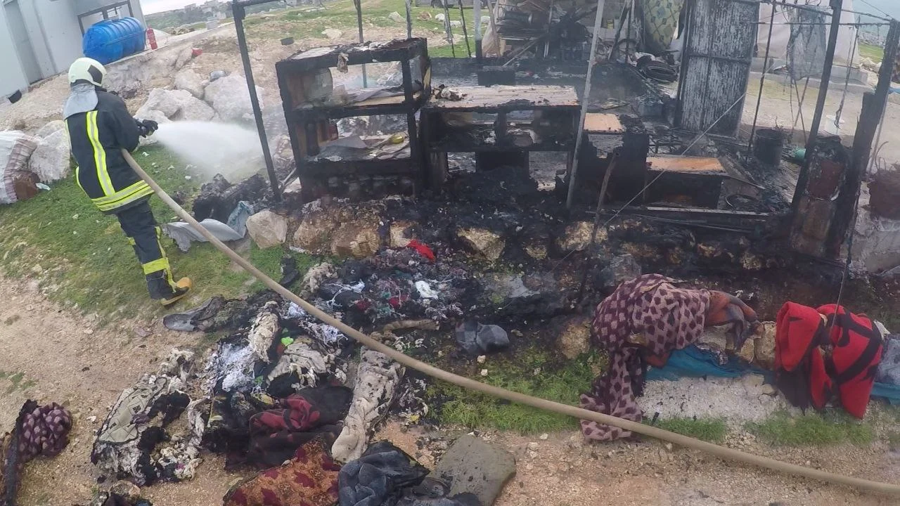 إصابة سيدة إثر اندلاع حريق في خيمتها غرب محافظة إدلب في 24-3-2024