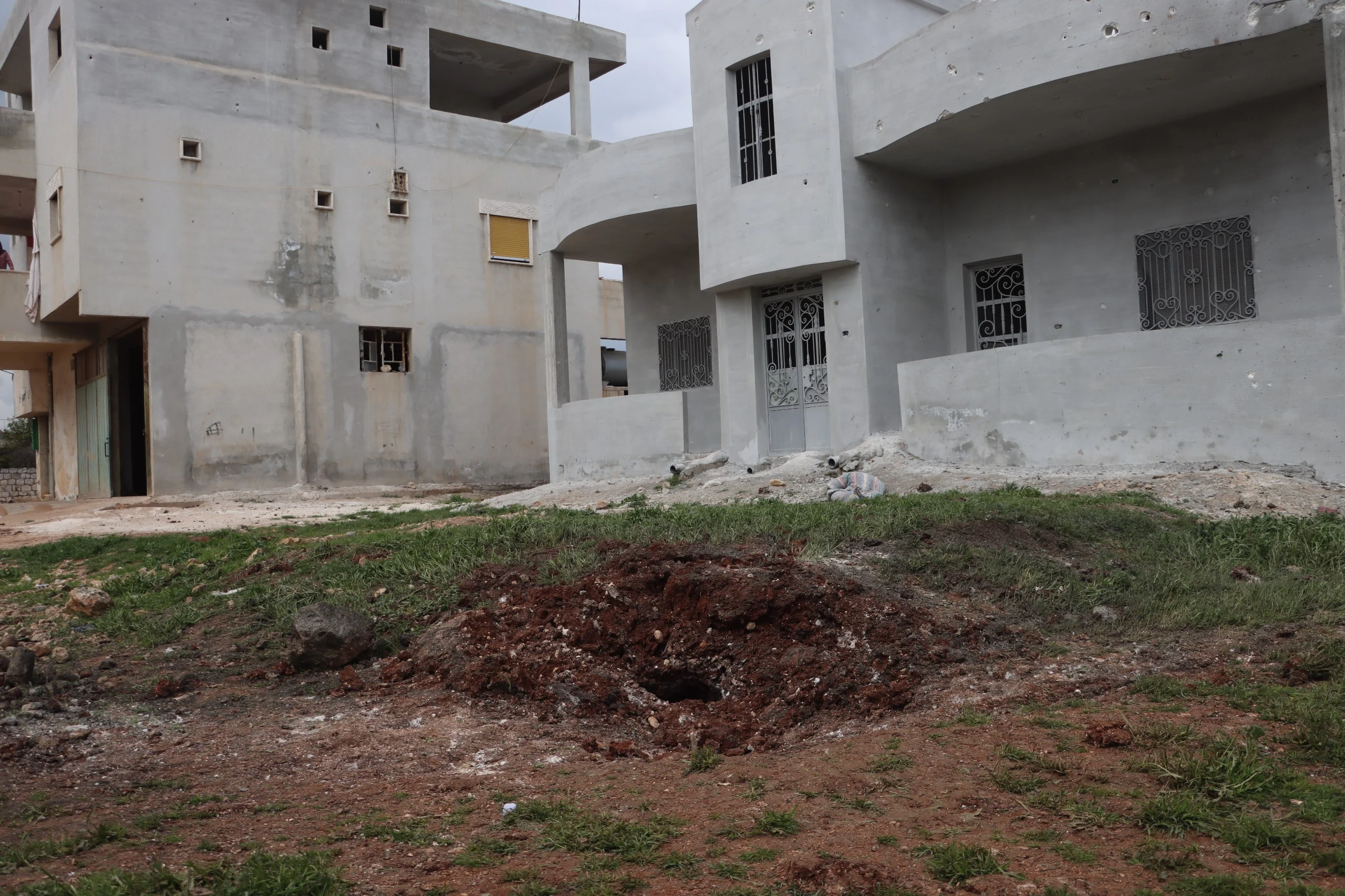 إصابة سيدة بجراح إثر هجوم أرضي لقوات النظام السوري في ريف محافظة إدلب الشمالي الشرقي في 19-3-2024