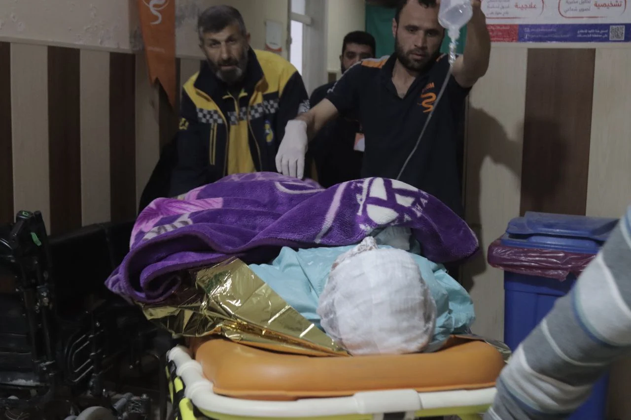 إصابة أربعة أطفال بجراح وحروق بالغة إثر انفجار جسم من مخلفات الحرب لم نتمكن من تحديد مصدره غرب محافظة إدلب في 5-3-2024