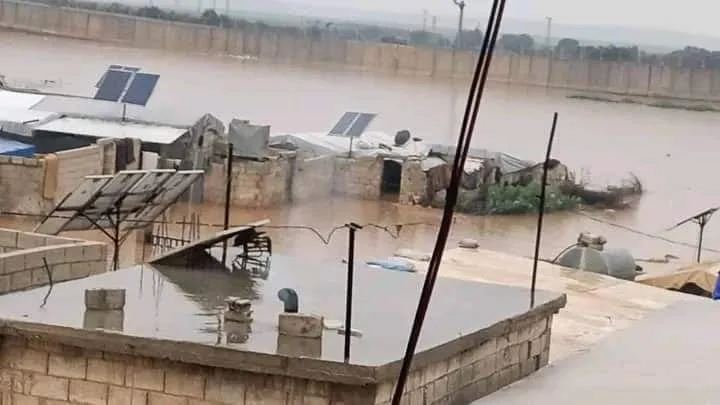 أضرار مادية في مخيمات النازحين شمال محافظة إدلب إثر هطولات مطرية في 21-3-2024
