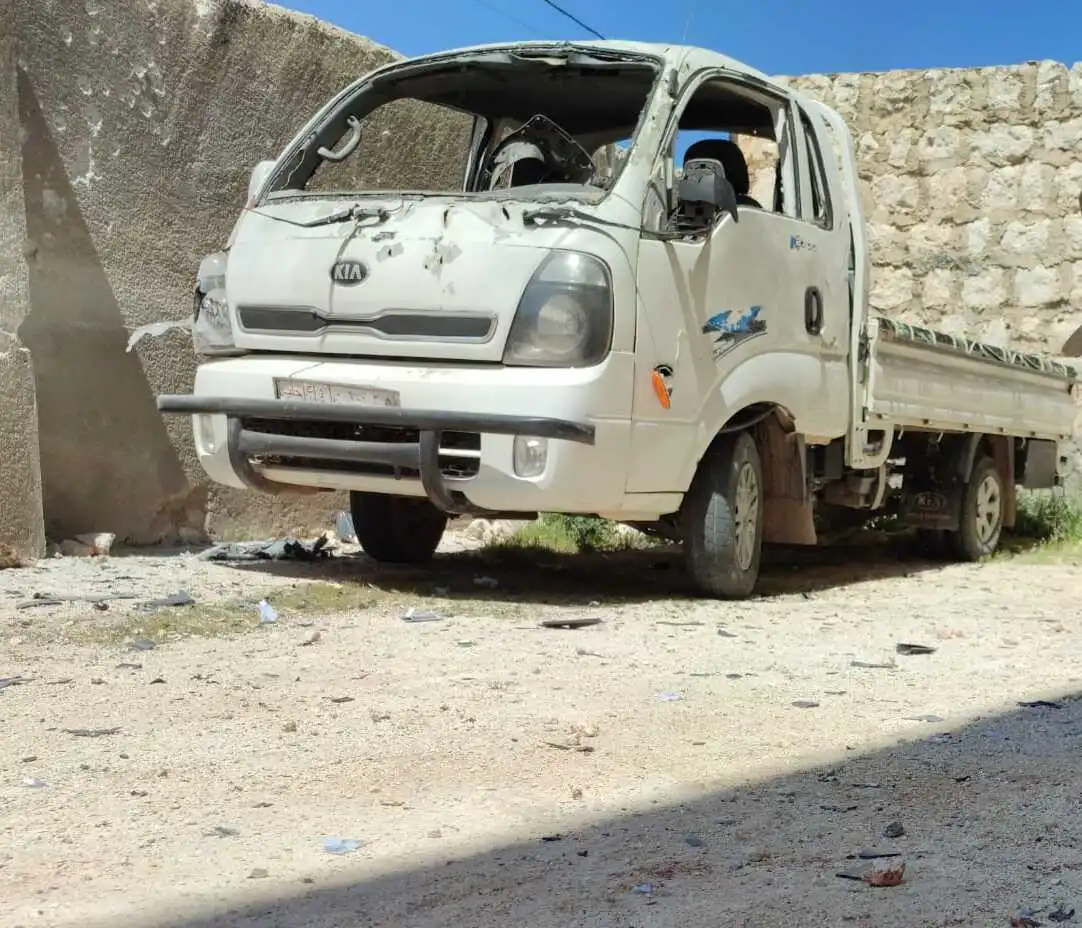 إصابة عدة مدنيين بجراح إثر قصف طائرة مسيرة تابعة لقوات النظام السوري سيارة غرب محافظة حلب في 16-4-2024