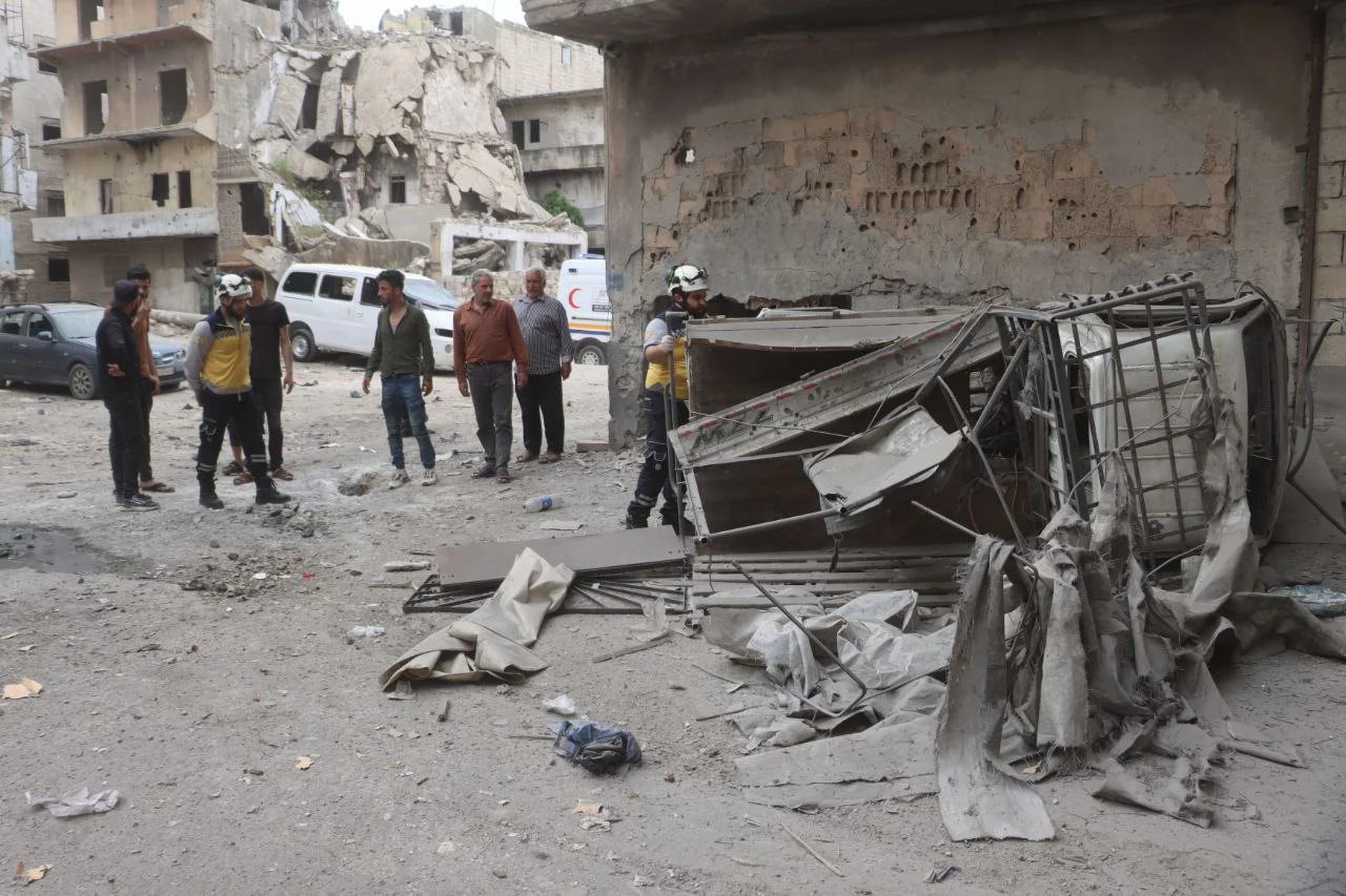 إصابة طفلين شقيقين إثر هجوم أرضي لقوات النظام السوري جنوب محافظة إدلب في 26-4-2024