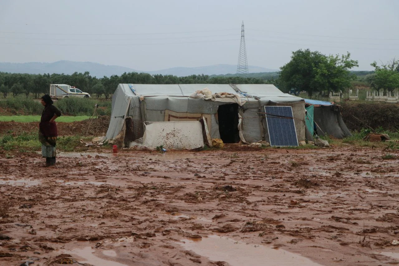 أضرار مادية كبيرة في مخيمات النازحين إثر عاصفة مطرية ضربت شمال سوريا في 1-5-2024