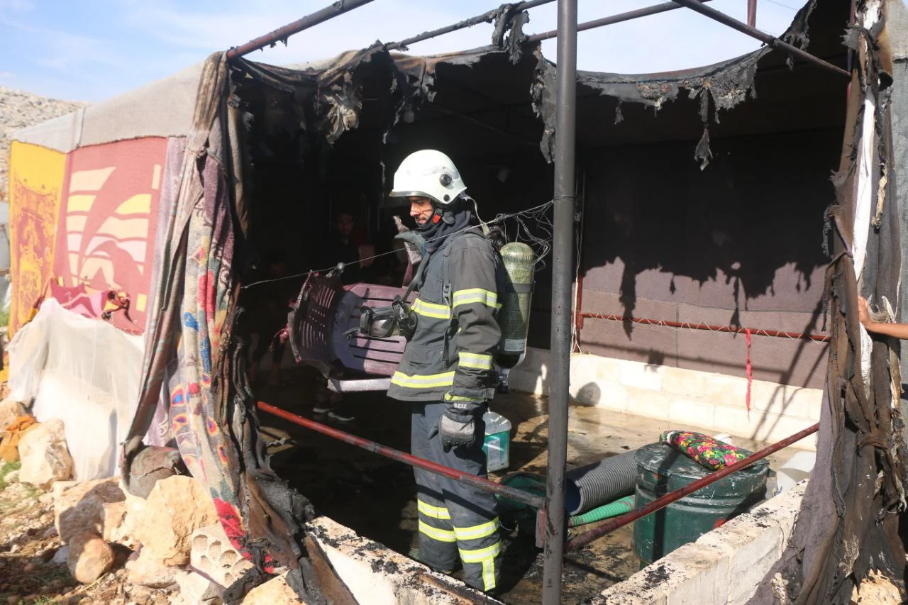 اندلاع حريق في خيمة للنازحين شمال محافظة إدلب في 9-5-2024