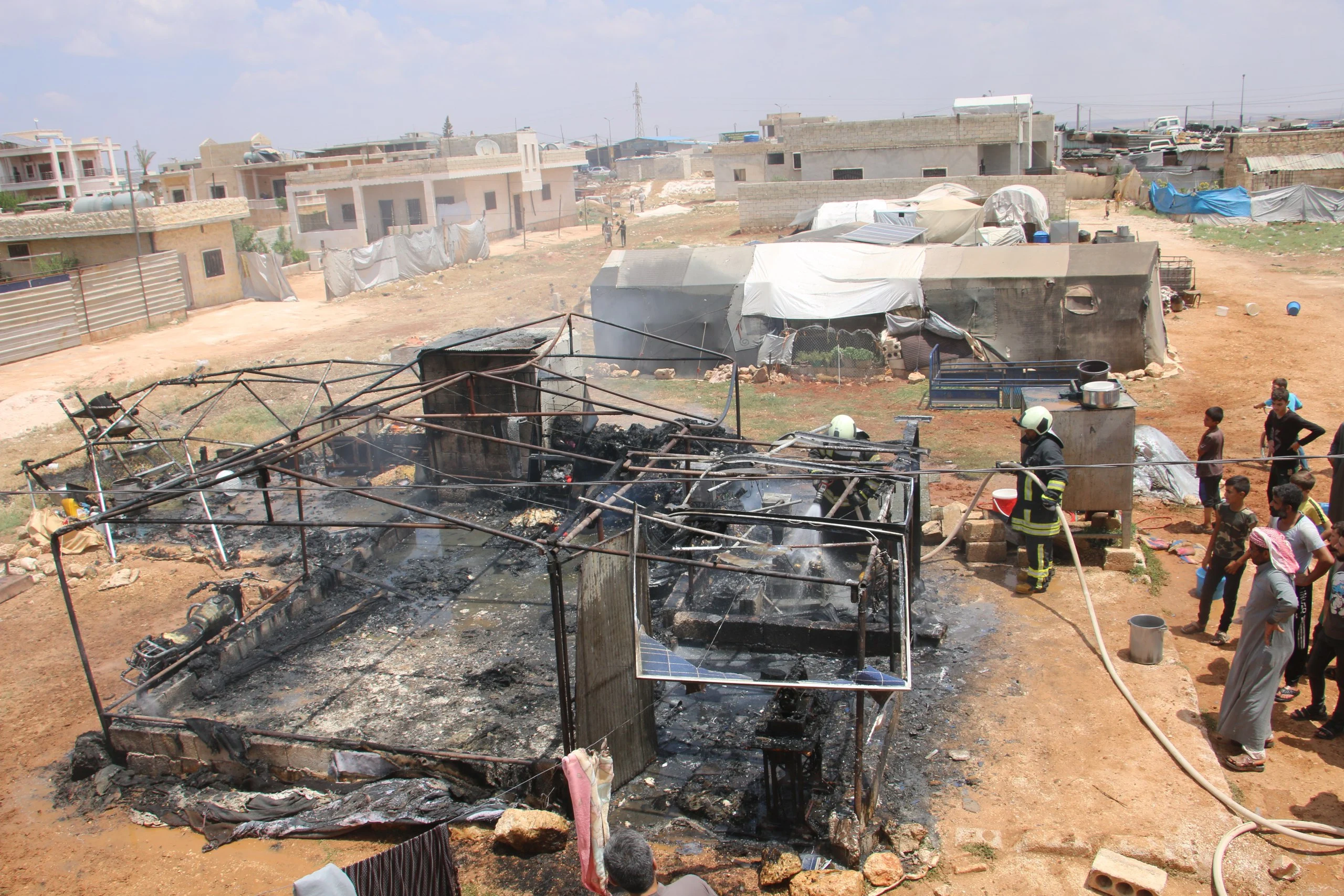 اندلاع حريق في خيمتين للنازحين في ريف محافظة إدلب الشمالي في 30-6-2024