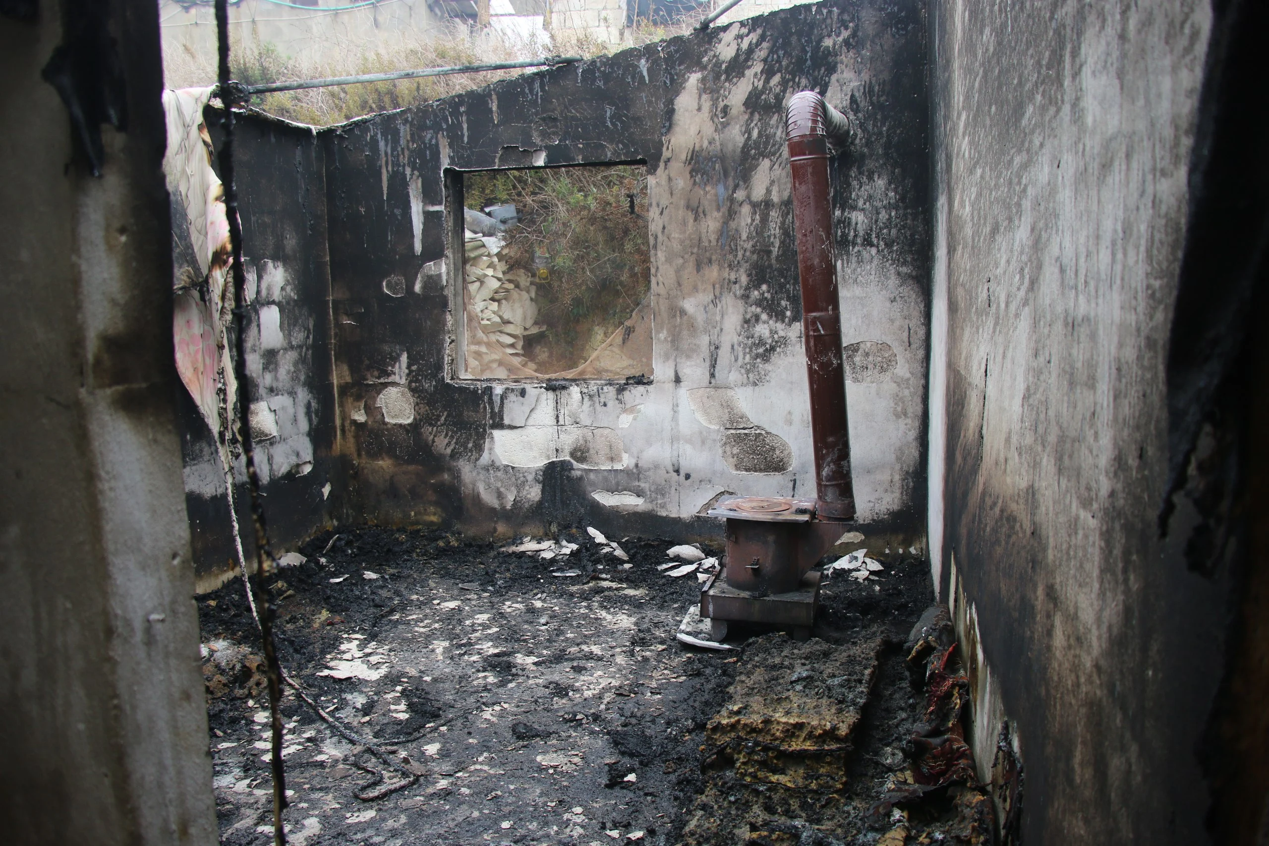 Fire breaks out in an IDP housing unit in W. Idlib, November 21, 2024