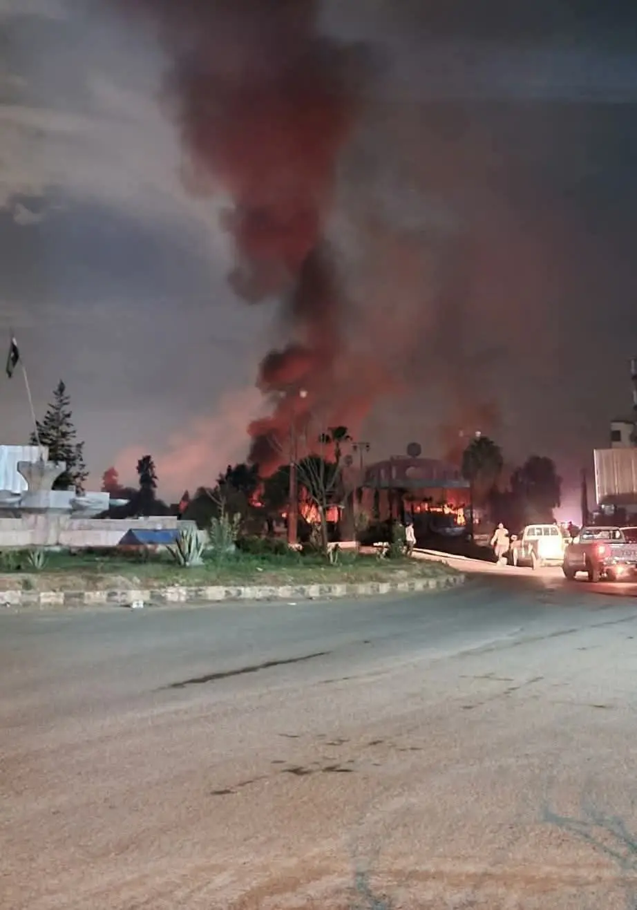 الدخان الناتج عن القصف الجوي الإسرائيلي الذي استهدف اللواء 132 غرب مدينة درعا في 17 آذار/مارس 2025 - المصادر المفتوحة.