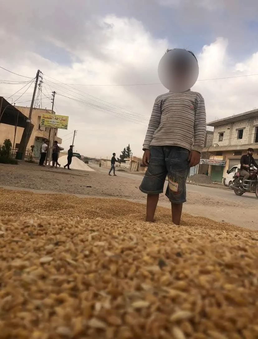 مقتل الطفل حميد الجاسم وإصابة شقيقه فياض بجراح إثر انفجار لغم تمت زراعته من قبل جهة لم نتمكن من تحديدها شرق محافظة حلب في 5-3-2025