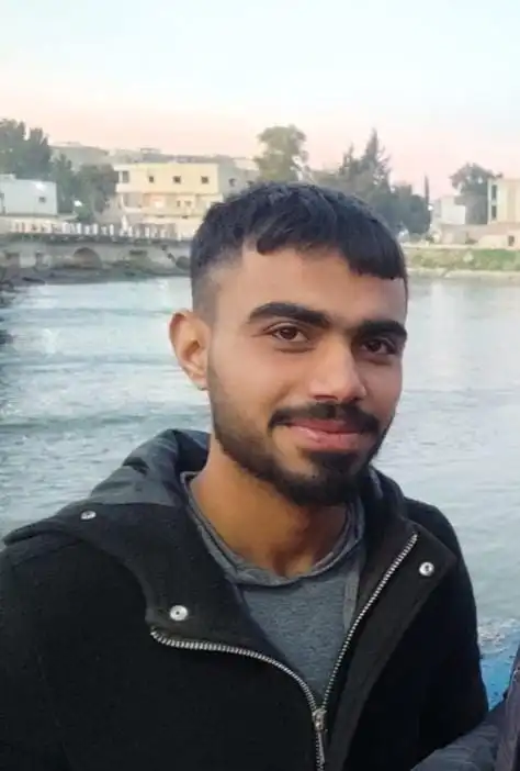 مقتل محمود عبدو وإصابة شقيقه محمد بجراح إثر انفجار لغم تمت زراعته من قبل جهة لم نتمكن من تحديدها شمال محافظة اللاذقية في 21-3-2025